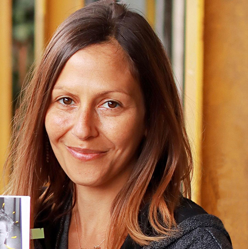 Portrait couleurs de Lauren Malka membre du comité de lecture de l'éditeur Livres Agités